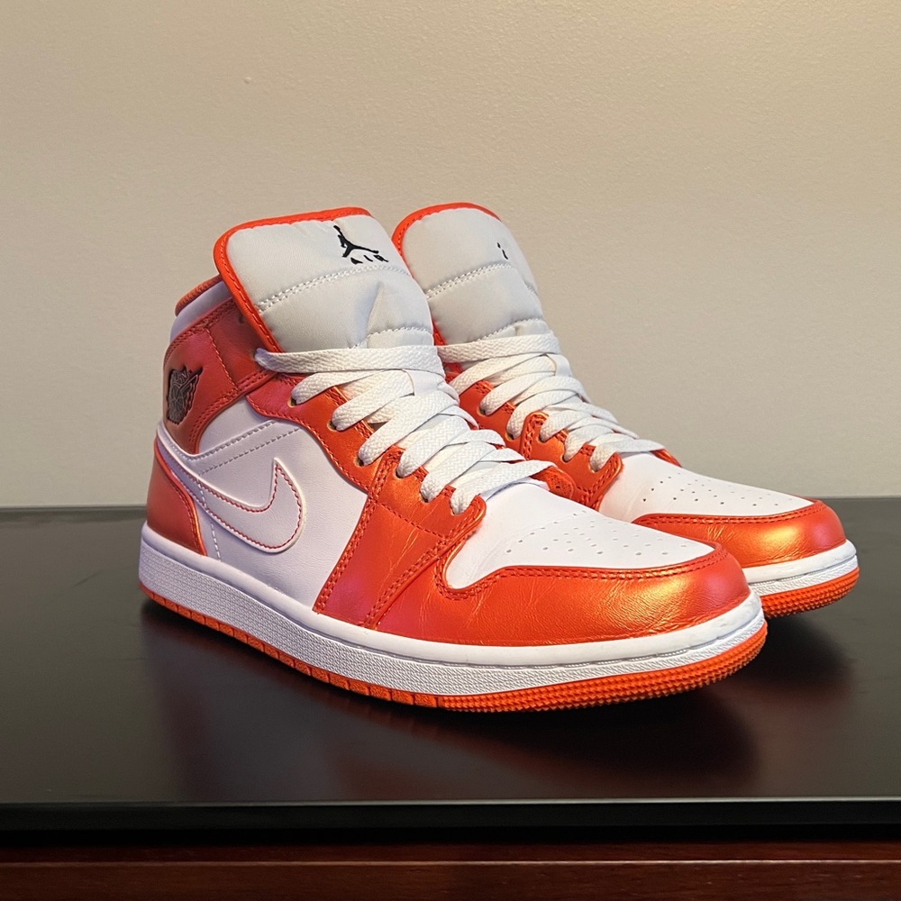 Jordan Air 1 Mid SE - Orange and White